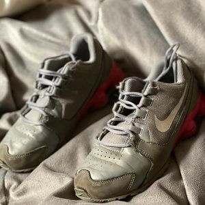 Girl’s size 3Y gray & pink Nike’s